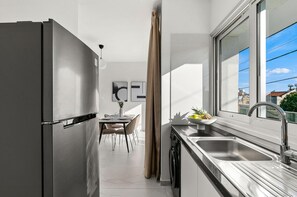 Frigorifero, microonde, forno, piano cottura
