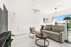 TV - STYLE°Limassol 302 One Bedroom by Ezoria Villas (Limassol)