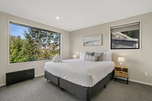 5 bedrooms, iron/ironing board, WiFi, bed sheets - Mountain View Retreat (Queenstown)