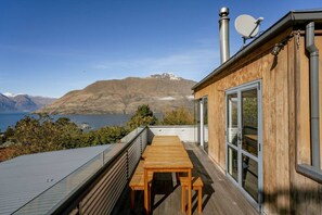 Outdoor dining - Mountain View Retreat (Queenstown)