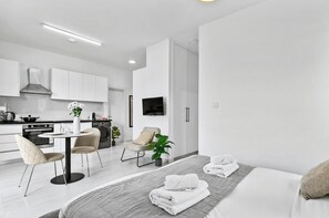 1 dormitorio, tabla de planchar con plancha, wifi y ropa de cama