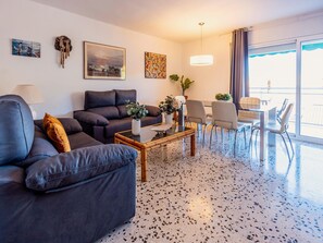 TV - Exclusive Lussol Beach Apartment with Pool in Callafel (Calafell)