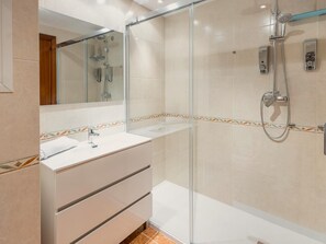 Shower, towels - Exclusive Lussol Beach Apartment with Pool in Callafel (Calafell)