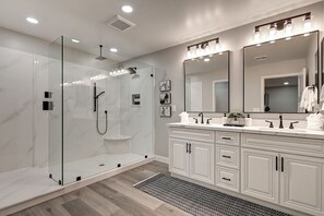 Hair dryer, towels, soap, shampoo - Stunning 6 Bdrm Desert Ranch Equestrian Estate w/Breathtaking Views! (Citrus Park)