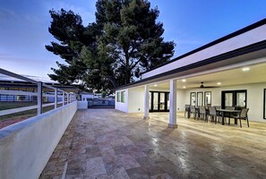 Outdoor dining - Marvelous 6-bedroom country house in peaceful Citrus Park retreat (Citrus Park)