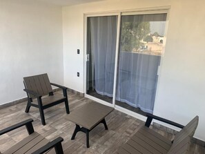 Familienzimmer, Balkon, Blick auf den Innenhof | Terrasse/Patio
