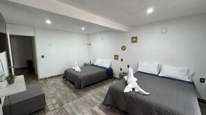 Quarto família, sacada, vista para o pátio | Ferros/tábuas de passar roupa, Wi-Fi de cortesia