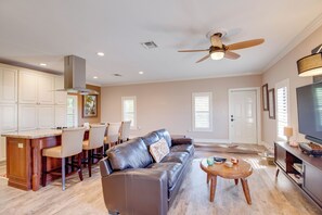 Living area - Charming 2-bedroom apartment with AC in beautiful Islamorada (Islamorada)