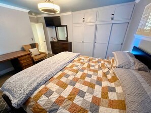 2 slaapkamers, een bureau, een strijkplank/strijkijzer, gratis wifi