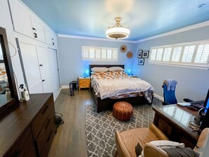 Room - Serene 2BR Valley Glen Oasis: Private Yard, & BBQ (Los Angeles)