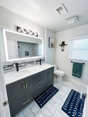 Bathroom - Serene 2BR Valley Glen Oasis: Private Yard, & BBQ (Los Angeles)