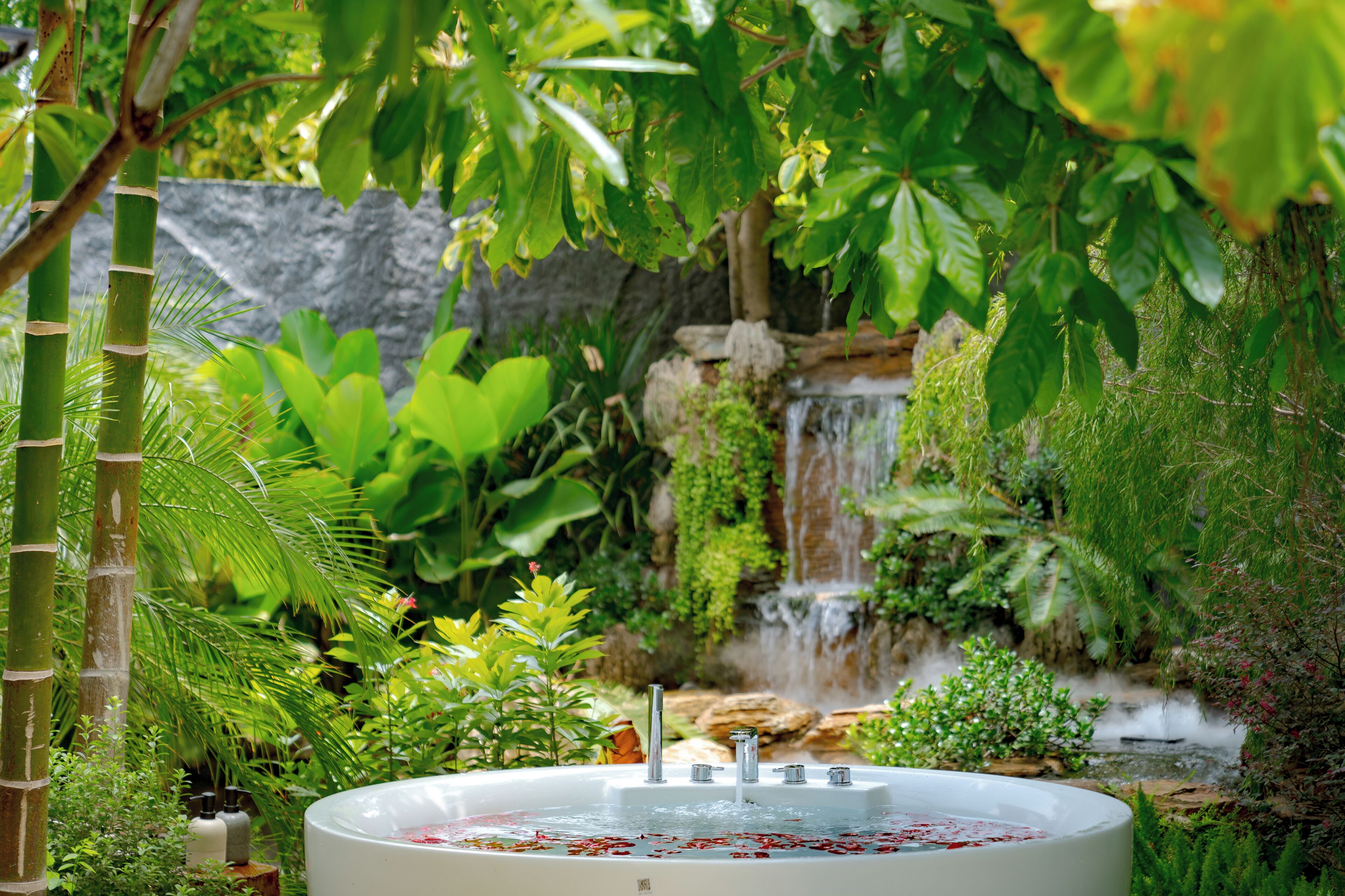 Outdoor spa tub