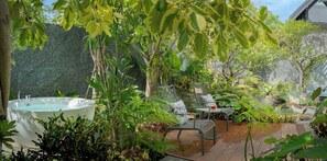 Outdoor spa tub