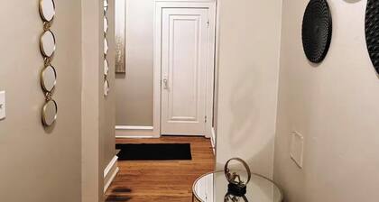Cozy Modern Apartment w/ Parking – Close to Downtown