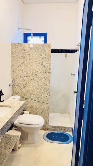 Ducha, toallas, jabón y papel higiénico