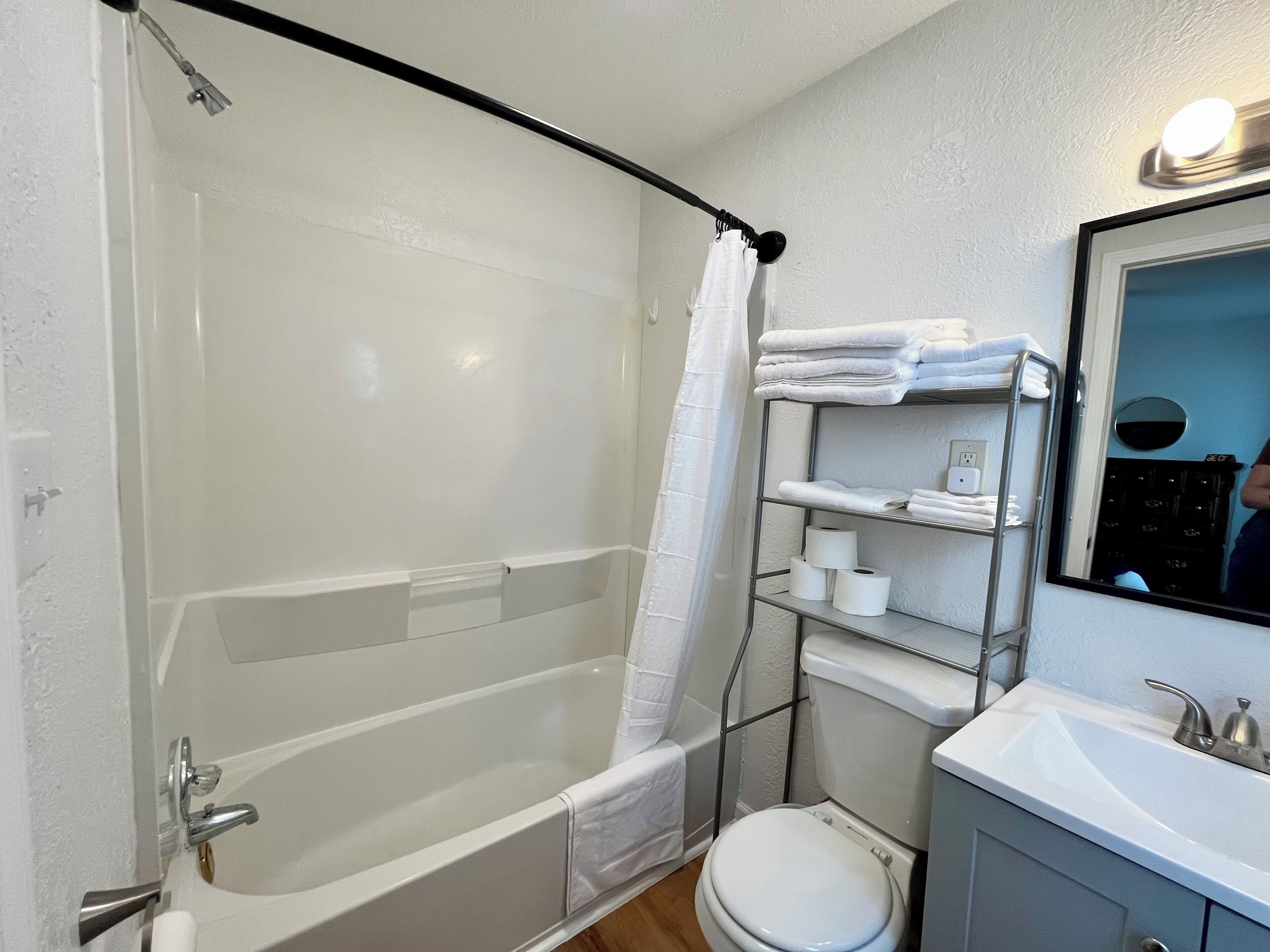 Serviettes fournies, papier toilette