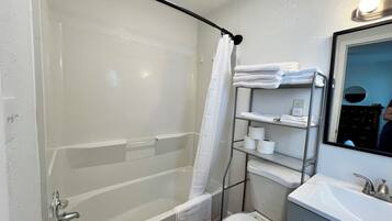 Serviettes fournies, papier toilette