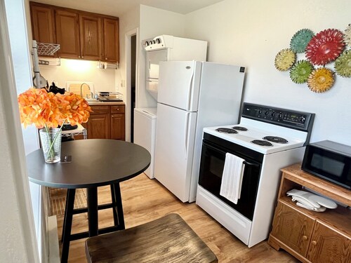 Pet-friendly Ground-lvl Queen Laundry 30+days