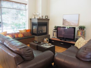 TV, fireplace - Cozy Beach House on Rathtrevor Beach (Parksville)