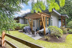 Property grounds - Cozy Beach House on Rathtrevor Beach (Parksville)