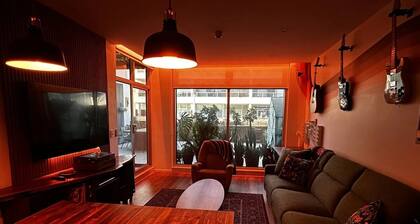 Retro Vibe Modern 2 Bedroom Apartment in New Port