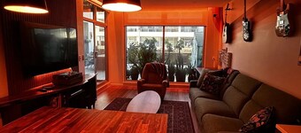 Retro Vibe Modern 2 Bedroom Apartment in New Port