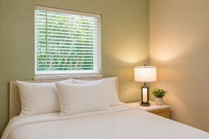 3 bedrooms, WiFi, bed sheets - Sapphire Suites Pool House (Hallandale Beach)