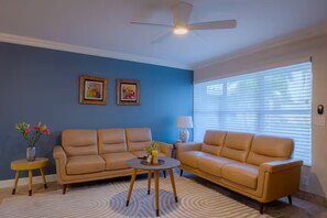 Smart TV - Sapphire Suites Pool House (Hallandale Beach)