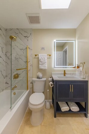Shower, hair dryer, towels, soap - Sapphire Suites Pool House (Hallandale Beach)