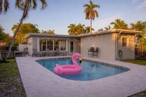 Outdoor pool - Sapphire Suites Pool House (Hallandale Beach)