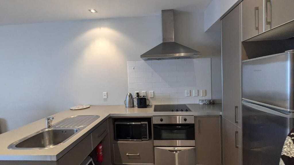 Refrigerador con freezer, microondas, horno, placa de cocina