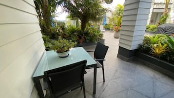 Appartement Deluxe, patio, vue océan | Restauration extérieure