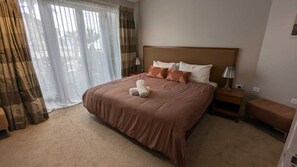 Deluxe-huoneisto, patio, valtamerinäköala | Pimennysverhot, äänieristys, silitysrauta/-lauta, ilmainen Wi-Fi