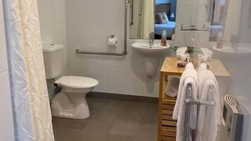 Ein Badezimmer mit Toilette, Waschbecken und Dusche.