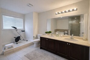 Doccia, asciugacapelli, bidet, asciugamani