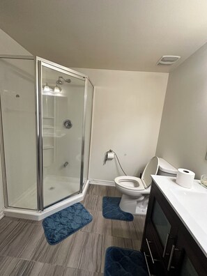 Bathroom - Spacious 4BR Home | 3.5 Baths | Perfect for Families | Parking (Richmond Hill)