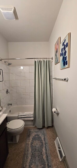 Shower, hair dryer, towels, soap - Bourbon City Nest Sleeps 4 • Porch • Parking • Walk to NuLu (Louisville)