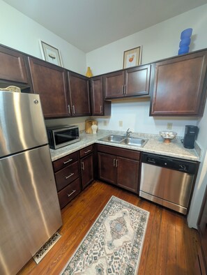 Private kitchen - Bourbon City Nest Sleeps 4 • Porch • Parking • Walk to NuLu (Louisville)