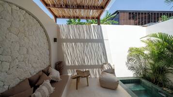 Habitación Deluxe doble, vistas a la piscina | Piscina | Una piscina al aire libre