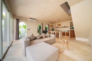 Villa, balcón, vista al jardín | Área de sala de estar