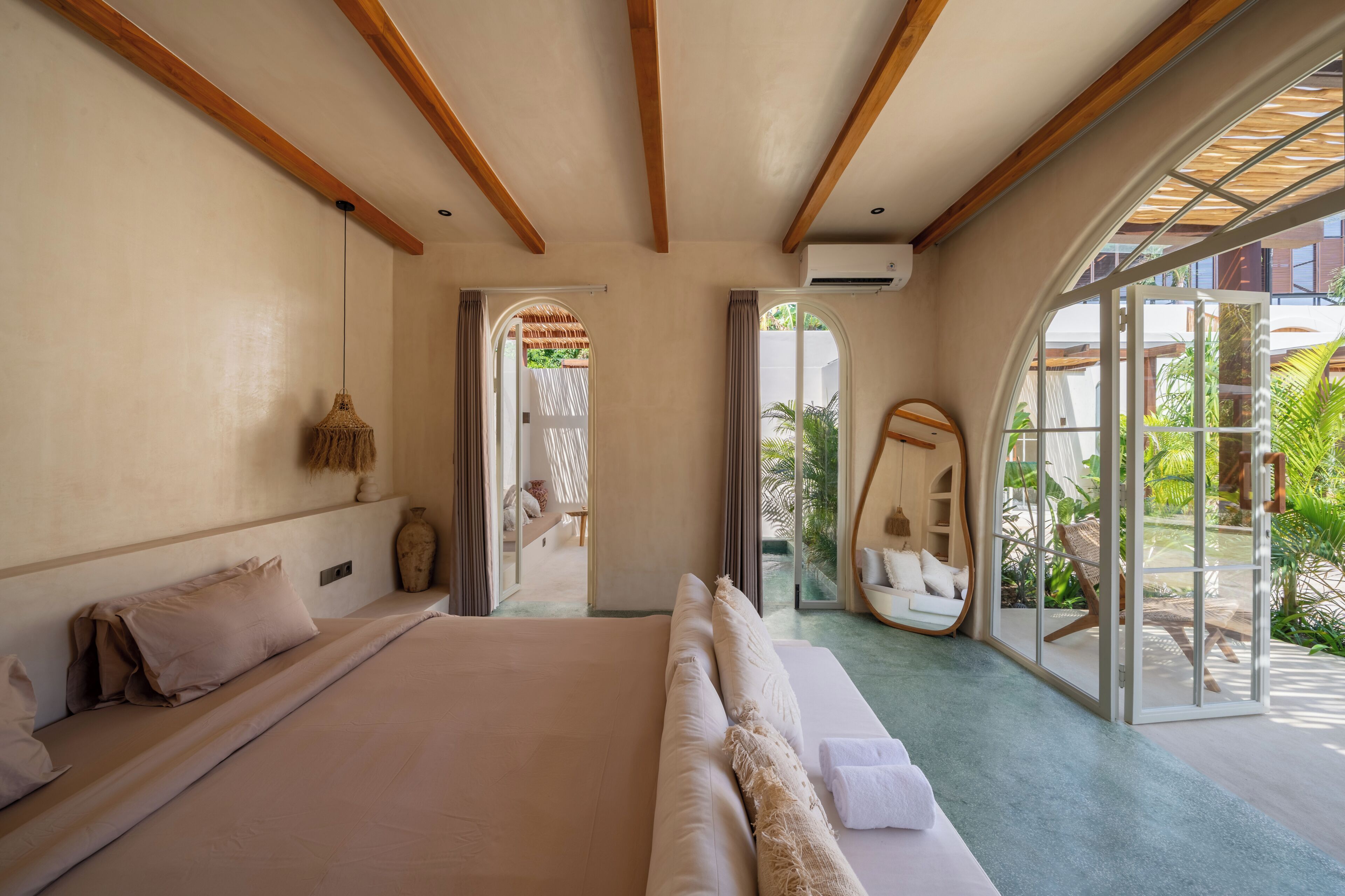 Kamar Double Deluks, pemandangan kolam renang | Brankas, setrika/meja setrika, dan Wi-Fi gratis