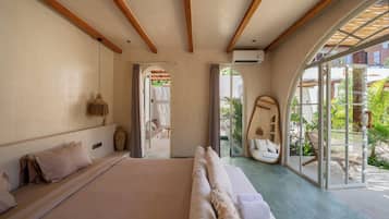 Kamar Double Deluks, pemandangan kolam renang | Brankas, setrika/meja setrika, dan Wi-Fi gratis