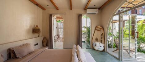 Chambre Double Deluxe, vue piscine | Coffres-forts dans les chambres, fer et planche Ă repasser
