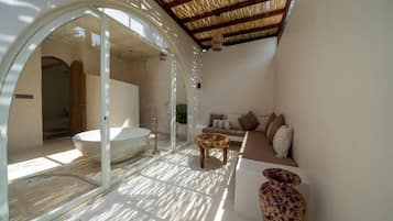 Chambre Double, 1 trÚs grand lit, patio, vue piscine | Intérieur