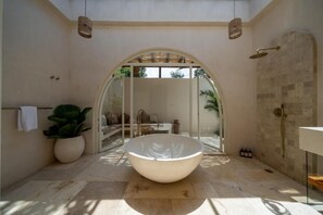 Doppelzimmer, 1 King-Bett, Terrasse, Poolblick | Badezimmer