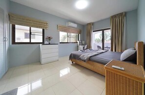 5 bedrooms, WiFi, bed sheets - 5 bedroom pool villa quiet beach (Tambon Na Chom Thian)