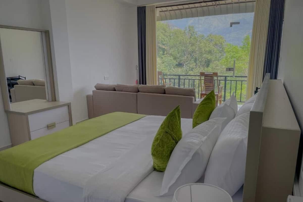 Deluxe Studio, 1 King Bed, Balcony, Mountain View