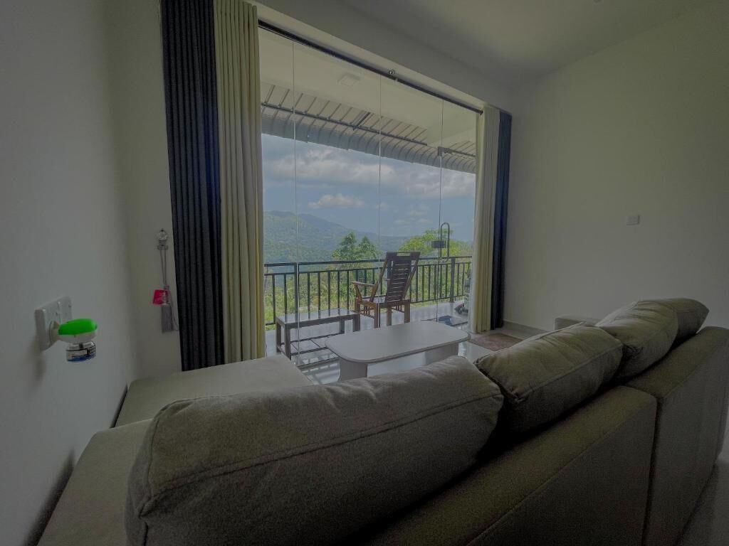 Deluxe Studio, 1 King Bed, Balcony, Mountain View | Living area