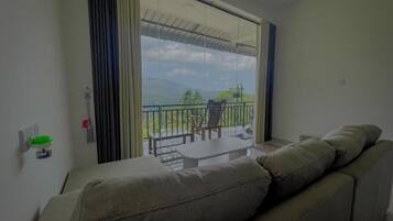 Estudio Deluxe, 1 cama King size, balcón, vista a la montaña | Área de sala de estar