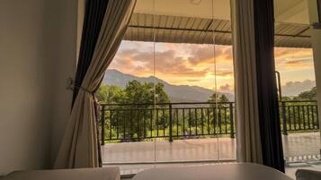 Deluxe Studio, 1 King Bed, Balcony, Mountain View | Interior